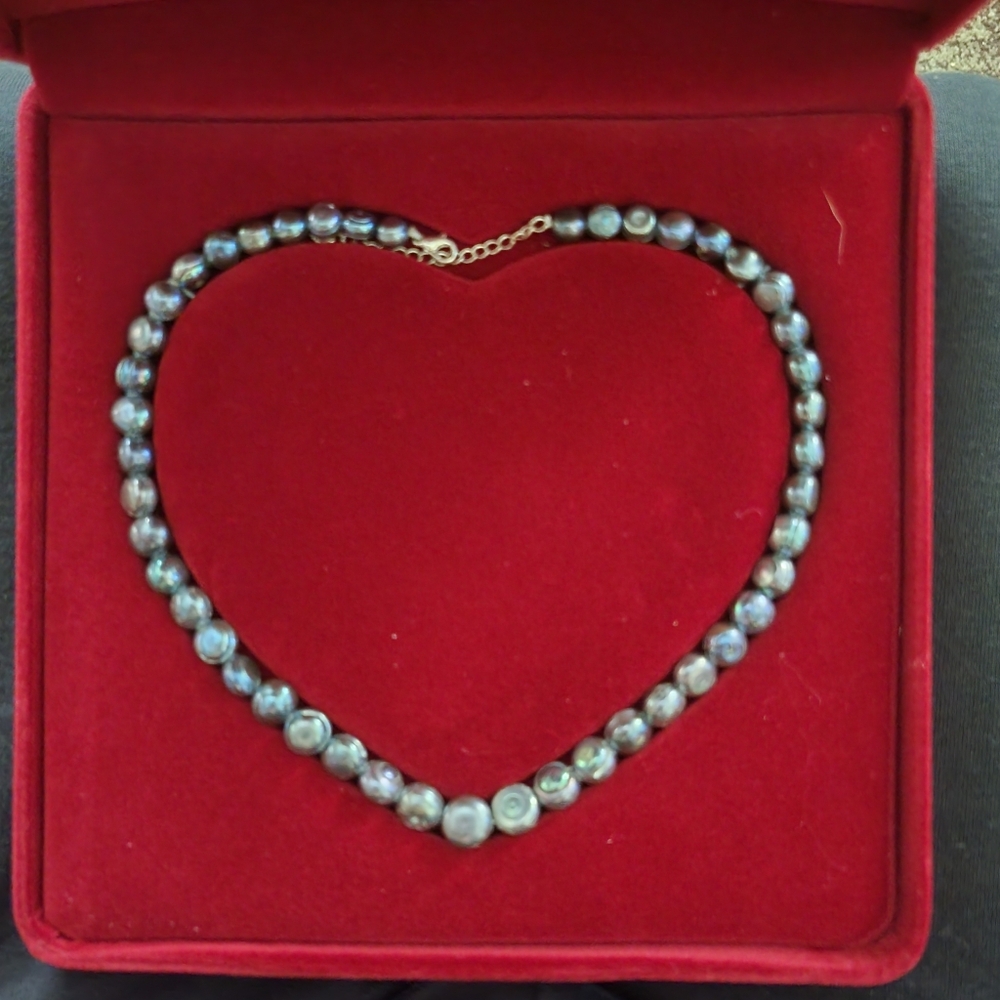 Genuine freshwater pearl necklace.Blue and gray luster